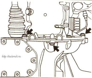 Отвернуть на коробке передач болты