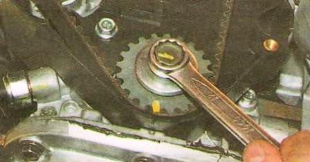 Установка поршня первого цилиндра в положение ВМТ такта сжатия Авео Шевролет