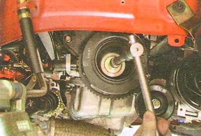 Установка поршня первого цилиндра в положение ВМТ такта сжатия Авео Шевролет