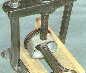 смажьте поршневой палец моторным маслом и запрессуйте его в шатун 