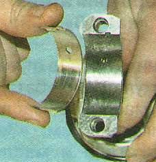 Установите вкладыши в шатуны, совместив установочный усик вкладыша с выемкой на шатуне.