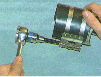  сожмите поршневые кольца.