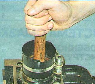 Установите поршень в цилиндр в соответствии с маркировкой номера цилиндра на шатуне