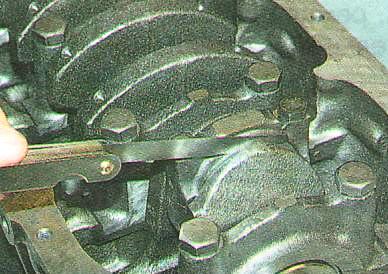 Проверьте боковой зазор шатуна