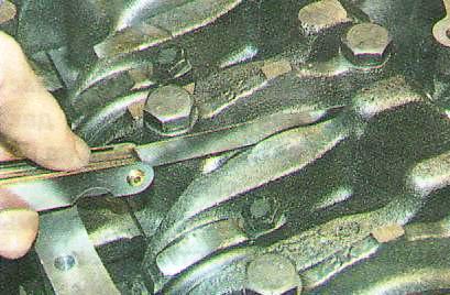  Проверьте осевой зазор коленчатого вала