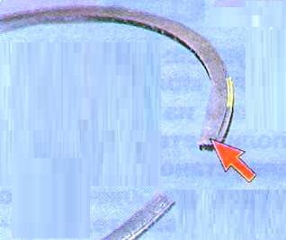 Нижнее компрессионное кольцо устанавливайте вниз выточкой 