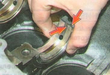 Вкладыши устанавливайте так, чтобы установочный усик вкладыша совместился с выемкой на постели.