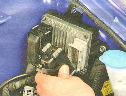 Отсоедините колодку от блока