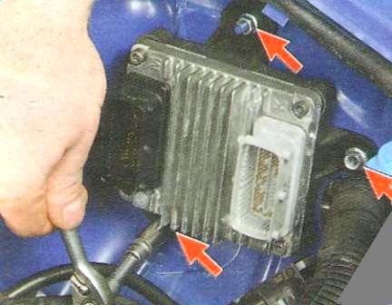 Выверните два болта и одну гайку