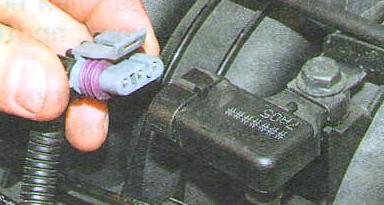 Снятие и установка датчика абсолютного давления Авео Шевролет