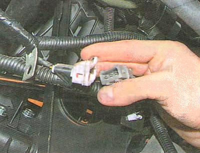 Отсоедините жгут от датчика детонации