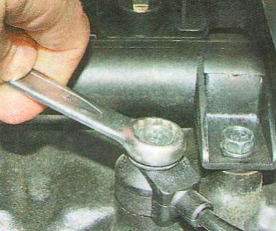 Ослабьте затяжку датчика ключом