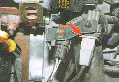 Отсоедините разъем датчика