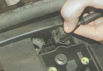 Отсоедините колодку жгута