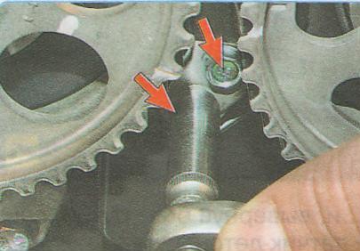 Выверните два болта крепления датчика