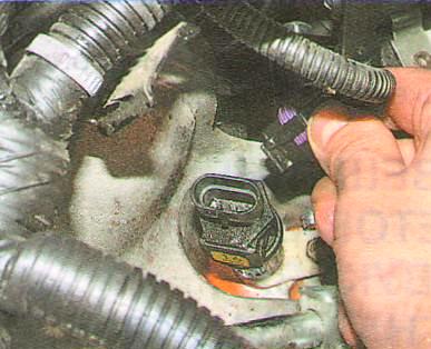 Отсоединяем провода от датчика скорости