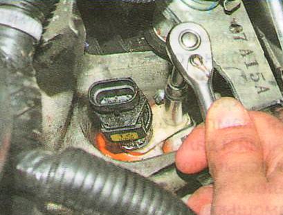 Выворачиваем болт крепления датчика скорости