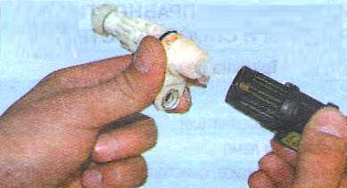 Отверните датчик от привода