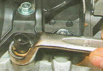 Ослабьте ключом датчик температуры