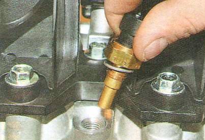 Выверните датчик из блока цилиндров