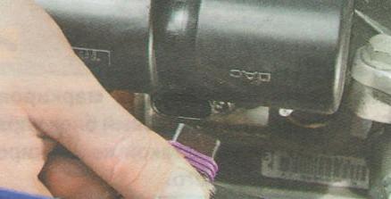 Отсоедините колодку жгута