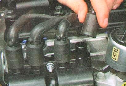 Отсоедините наконечники высоковольтных проводов