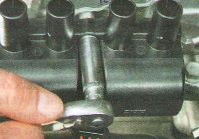 Отверните три гайки крепления катушки