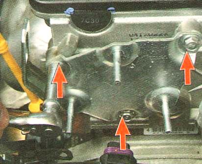 если необходимо выверните три болта кронштейна