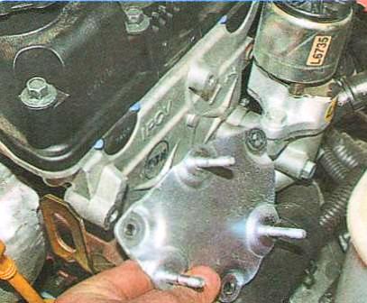 снимите кронштейн