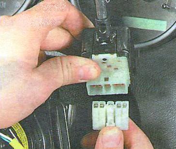 отсоедините колодку от переключателя