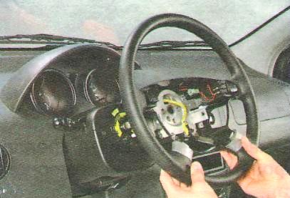 Снимите рулевое колесо.