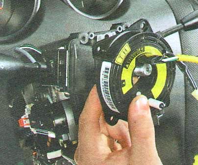 Снимите контактное кольцо звукового сигнала 