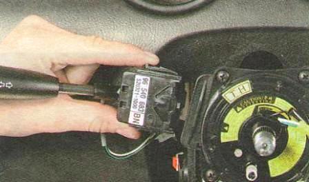 и извлеките переключатель из соединителя.