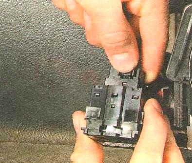 Сожмите фиксатор