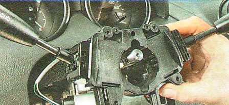 Отсоедините от подрулевых переключателей колодки 