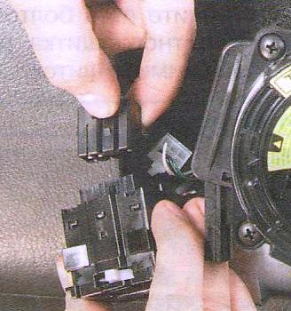 отсоедините колодку жгута проводов от подрулевого переключателя