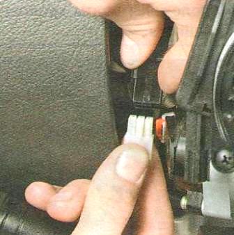 снимите левый подрулевой переключатель.