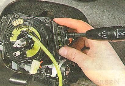 Сожмите фиксаторы 