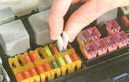 Расположение предохранителей, плавких вставок и реле и их замена на автомобиле Авео Шевролет