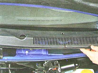 Снимите левую половину решетки короба воздухопритока