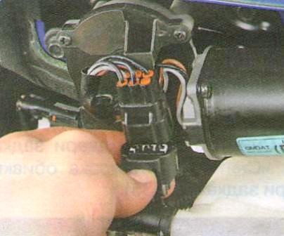 отсоедините от моторедуктора колодку жгута проводов