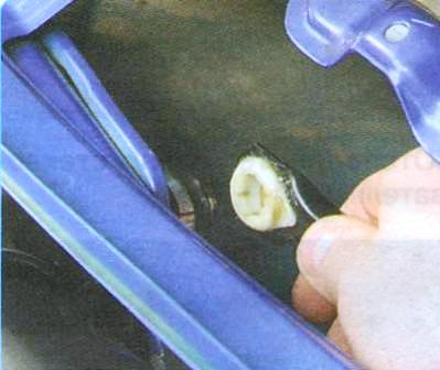 Отсоедините от кривошипа моторедуктора тягу привода стеклоочистителя