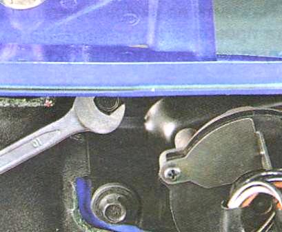 Выверните болты крепления...