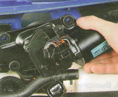 снимите моторедуктор, сдвинув его вперед