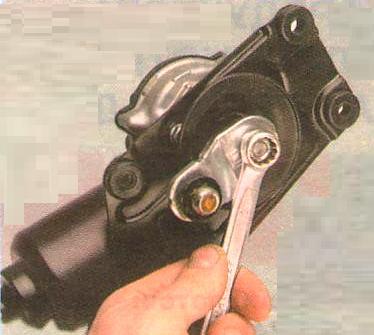 При необходимости отверните гайку крепления кривошипа