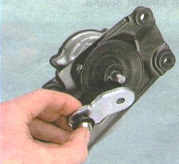 снимите кривошип, пометив или запомнив его расположение на валу моторедуктора 