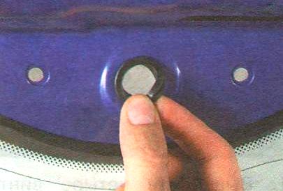 извлеките уплотнитель вала моторедуктора.