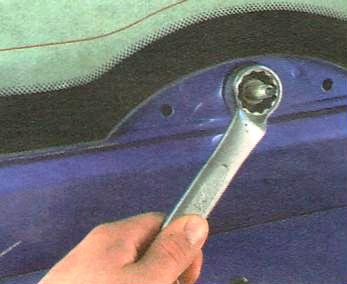 Отверните гайку крепления вала моторедуктора 