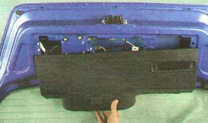 Снимите обивку двери задка