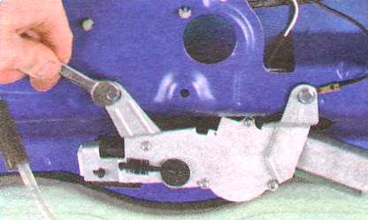 Выверните два болта крепления моторедуктора 